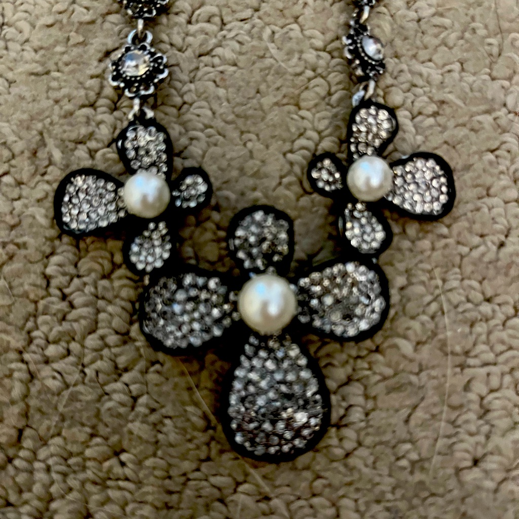 Super Fun Costume Necklace Modern Flower Motif Super Fun Costume Necklace Modern Flower Motif